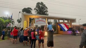 La Albirroja parte con destino al Defensores