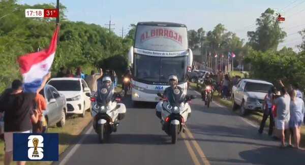 ¡El bus de la Albirroja ya partió rumbo al Defensores! - Unicanal