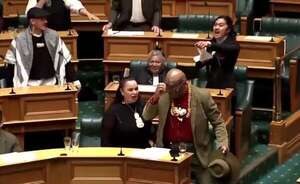 Video: mirá cómo legisladores en Nueva Zelanda interrumpieron sesión con danza “haka” - Mundo - ABC Color