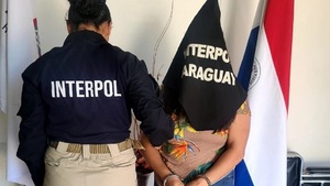 Una mujer simulaba ser policía para realizar trámites y cobrar dinero - Noticiero Paraguay