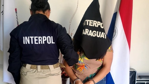 Una mujer simulaba ser policía para realizar trámites y cobrar dinero - Noticiero Paraguay