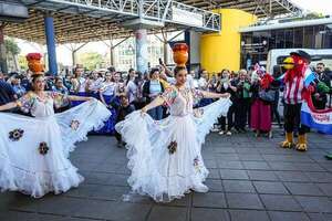 Reciben a turistas con bailes folclóricos y comidas típicas en el Puente de la Amistad - ABC en el Este - ABC Color