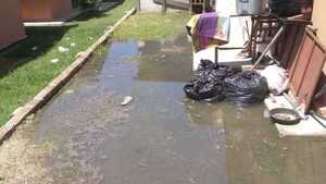 Vecinos denuncian colapso cloacal en barrio de Mariano Roque Alonso