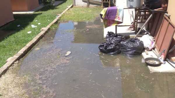 Vecinos denuncian colapso cloacal en barrio de Mariano Roque Alonso