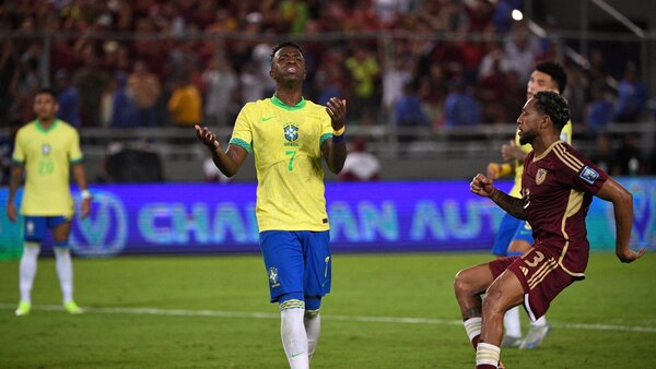 Romo brilla en Venezuela, que sigue sin ganar, y Vinícius falla penal para Brasil