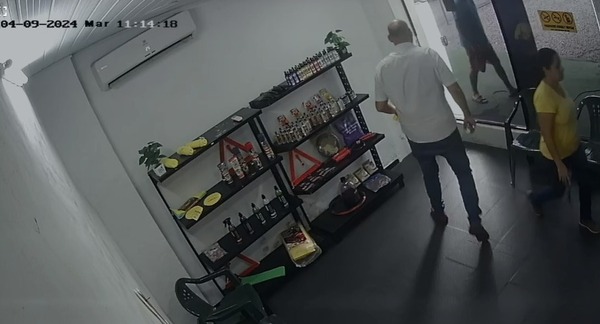Llega en vehículo chuchi, pide tanque lleno y se raja sin pagar