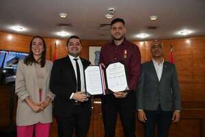 Baloncesto: Distinción a La Fiera Araújo - Polideportivo - ABC Color