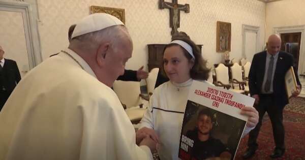 La Nación / Por primera vez, exrehenes israelíes de Hamás van a Roma donde el Papa los recibió