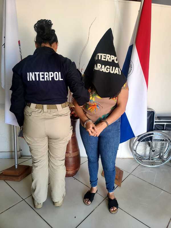 Joven mujer se hacía pasar por oficial de Interpol y ofrecía traslados a cambio de dinero - 1000 Noticias
