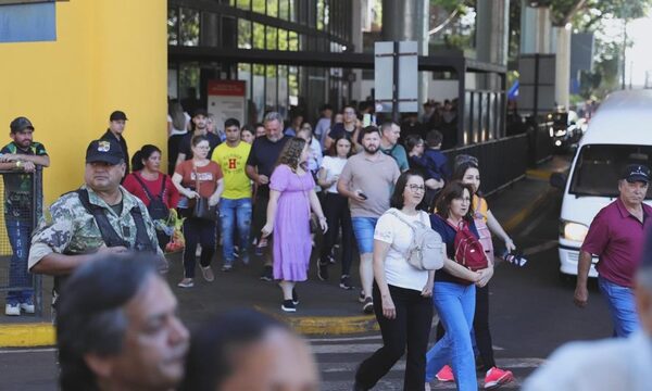 Miles de extranjeros ingresaron ayer a CDE desde el Brasil para comprar en primer día del Black Friday – Diario TNPRESS