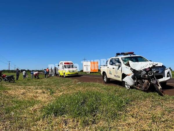 Moto quedó incrustada por la parte frontal de una patrullera policial de Minga Guazú – Diario TNPRESS