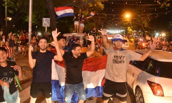 La euforia se apoderó de las calles tras el triunfo de Paraguay contra Argentina – Prensa 5