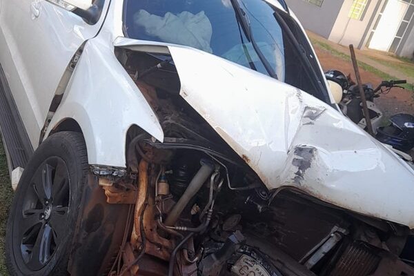 Conductor abandona camioneta tras accidente que dejó sin luz a parte del centro de Hernandarias