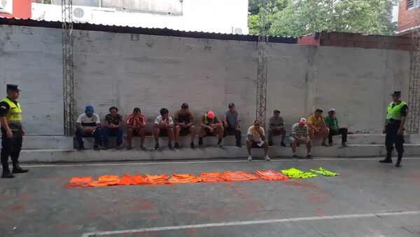 Más de 20 "cuidacoches" fueron demorados por extorsión en inmediaciones del Defensores - 1000 Noticias