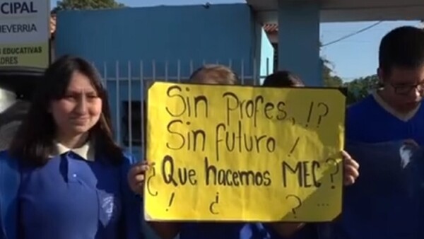 Protesta en colegio de Luque: Pagan a profesores particulares por falta de docentes