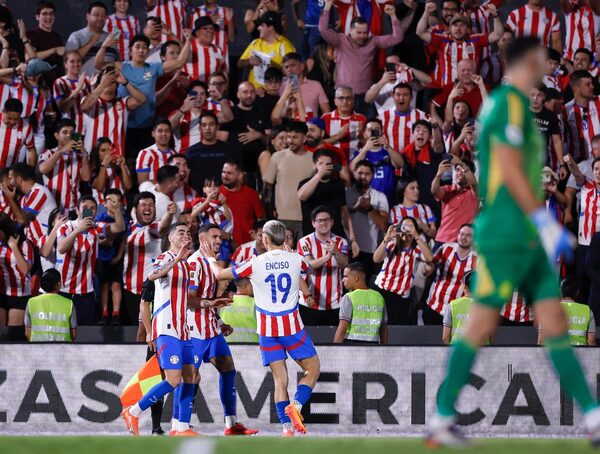 Dos históricos de la albirroja celebran la victoria ante Argentina · Radio Monumental 1080 AM