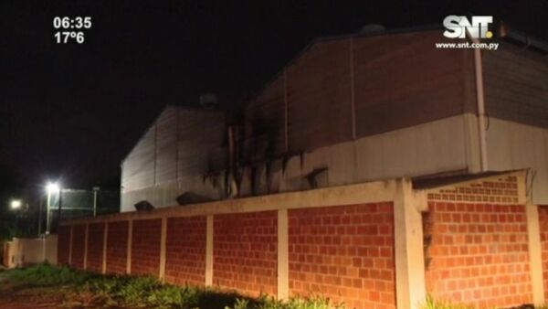 Incendio en fábrica de toallas en Ñemby deja solo daños materiales - SNT