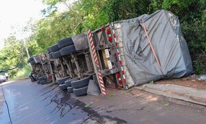 Camión cargado con tabaco tumba en la avenida Perú