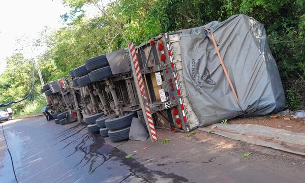 Camión cargado con tabaco tumba en la avenida Perú