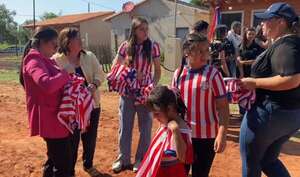 Peña reparte remeras de la Albirroja en acto de entrega de viviendas - Política - ABC Color