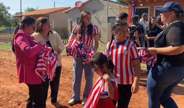 Peña reparte remeras de la Albirroja en acto de entrega de viviendas - Política - ABC Color