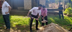 Palada inicial de obras de empedrado en el barrio Virgencita de Encarnación