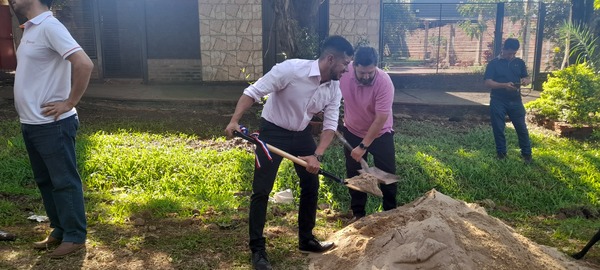 Palada inicial de obras de empedrado en el barrio Virgencita de Encarnación