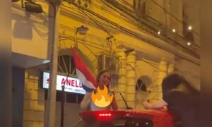 (VIDEO)¡Yiyita celebró triunfo Albirrojo con topless!