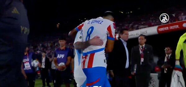 Versus / El encuentro entre Diego Gómez y Lionel Messi luego del triunfo de Paraguay