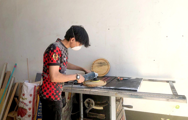 Joven emprendedor que fabrica muebles deberá buscar otro lugar para instalarse - La Clave
