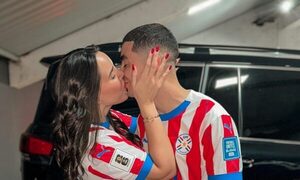 Miguel Almirón recibió un chape y una dedicatoria de su chuli por victoria ante Argentina