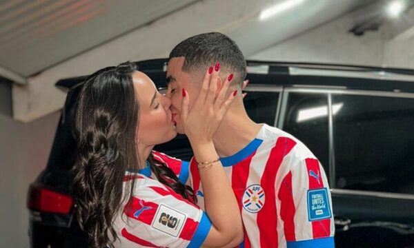Miguel Almirón recibió un chape y una dedicatoria de su chuli por victoria ante Argentina