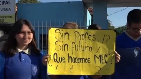 Protesta en Luque: Padres Pagan Profesores