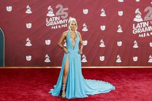 De Karol G a Luis Fonsi, las estrellas musicales que brillaron en la alfombra roja de los Latin Grammy - Gente - ABC Color
