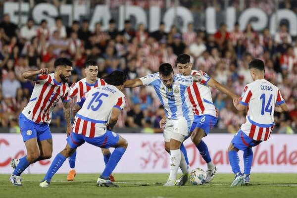 Los dos titulares de Paraguay que no jugarán ante Bolivia por suspensión - Selección Paraguaya - ABC Color