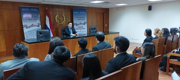 Alumnos de Derecho de Unigran visitaron Palacio de Justicia de Capital