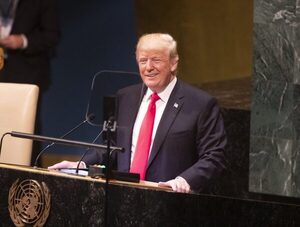 Economista advierte sobre riesgos de políticas proteccionistas de Trump · Radio Monumental 1080 AM