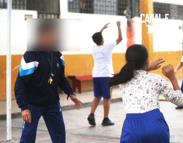 LLEVABA SU BUZO PARA MOSTRAR SU PENE ERECTO A SUS ALUMANAS