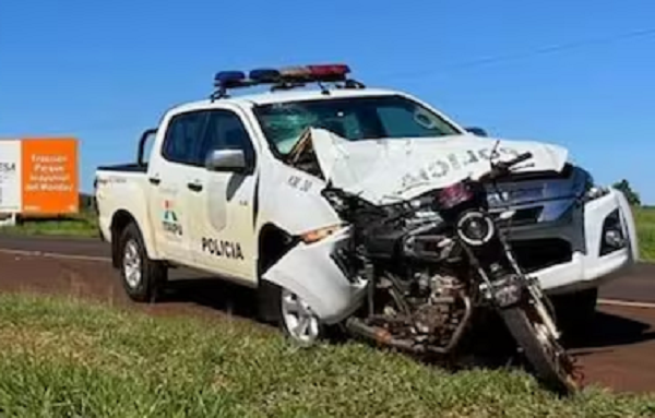 Motocicleta queda incrustada en patrullera policial tras violento choque - Noticiero Paraguay