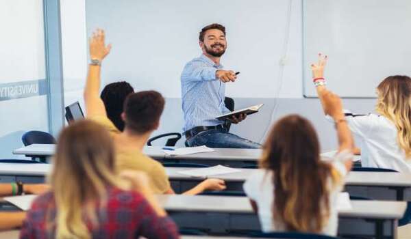 Profe denunciado por sus alumnas porque las acosó y mostró “erección”