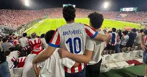 La Nación / Embajadores celebraron la victoria de Paraguay vestidos con la albirroja