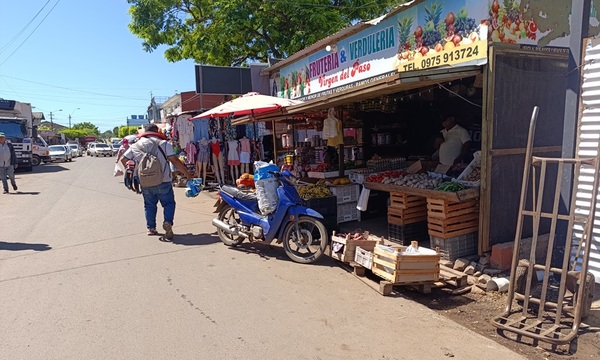 Comerciantes se resisten a despejar calzadas y veredas en Coronel Oviedo - OviedoPress