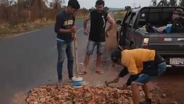 Camioneros arreglan rutas del tramo que une Tobatí con Arroyos y Esteros