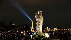 Una simbólica talla de la Virgen vuelve a la catedral de Notre Dame
