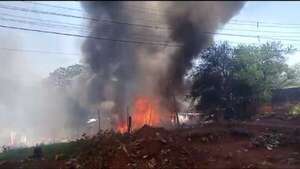 San Antonio: voraz incendio arrasa con cuatro viviendas precarias - Nacionales - ABC Color