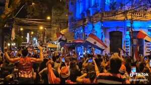 Como antes, la gente salió a las calles para celebrar la victoria de Paraguay - trece