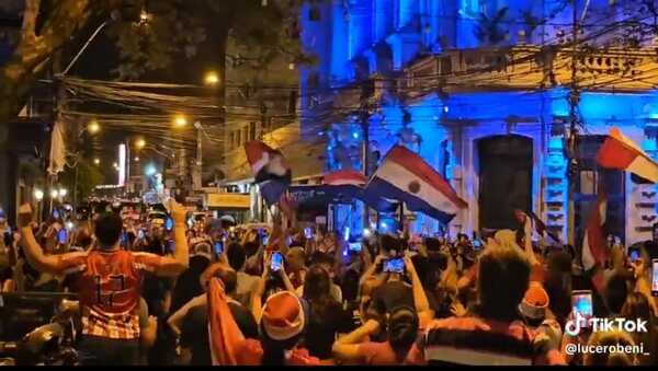Como antes, la gente salió a las calles para celebrar la victoria de Paraguay - trece