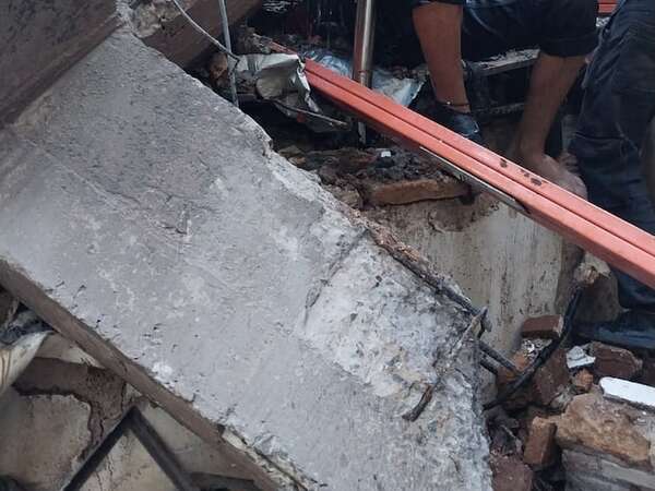 Video: explosión y derrumbe en fábrica de hielo en Villa Elisa deja una persona atrapada - Policiales - ABC Color