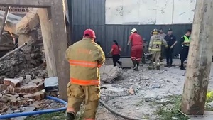 Explosión en fábrica de hielo en Villa Elisa dejó a un trabajador atrapado