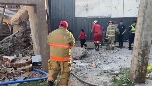 Explosión en fábrica de hielo en Villa Elisa dejó a un trabajador atrapado